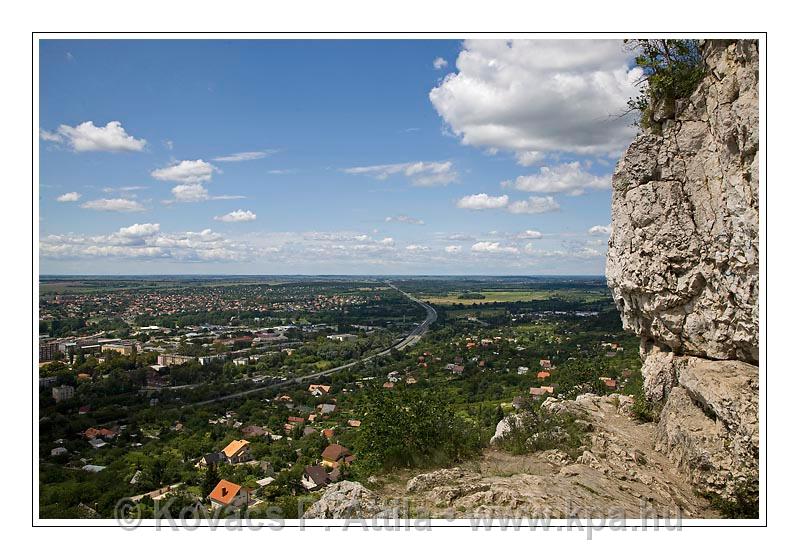 1C4F2075_800_kerettel.jpg
