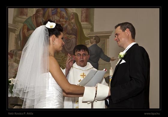 A pap megáldja a menyasszonyt és a vőlegényt