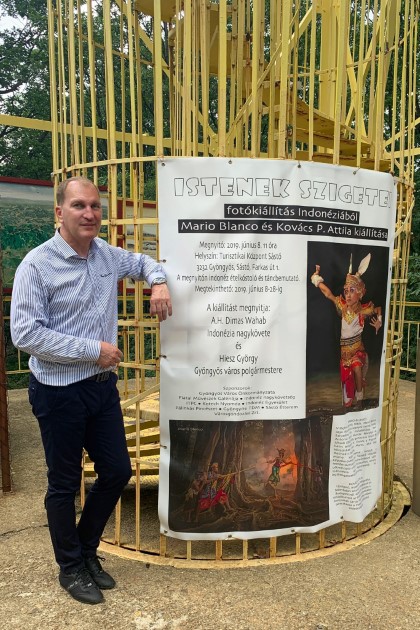 Attila a molinó előtt