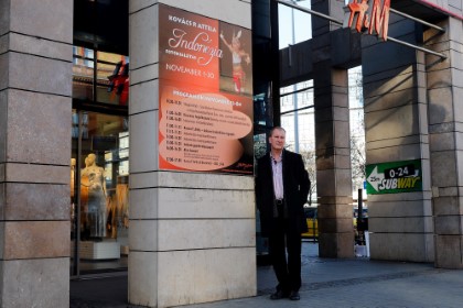 Attila áll a kiállíáts plakátja előtt