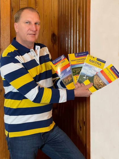 Attila mutatja a térképeket