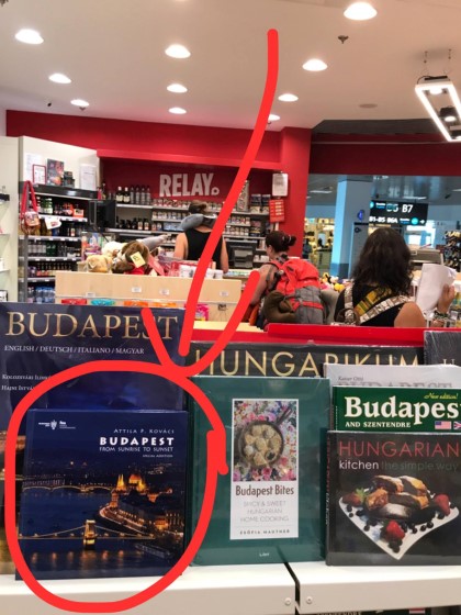 A könyv a reptéri boltban
